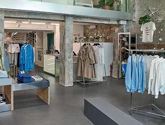 2017 I KORTHET Weekdays första butik i paris öppnade på Rue Vieille du Temple i april. Senare under 2017 öppnade även varumärkets första butik i London, på Regent Street.
