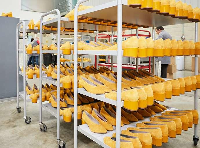 Det betyder att den minskning av växthusgasutsläpp som H&M-gruppen bidrar till i sin värdekedja ska vara större än värdekedjans utsläpp.