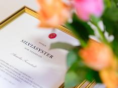 Utbildningen är en webbaserad distansutbildning på högskolenivå i regi av Sophiahemmet Högskola och i samarbete med Stiftelsen Silviahemmet.