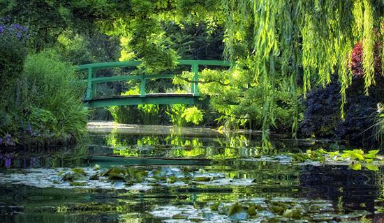 Här möter bussen upp och kör oss till Giverny och Claude Monets hem och vackra trädgård, berömd som motiv för några av konstnärens mest älskade bilder.