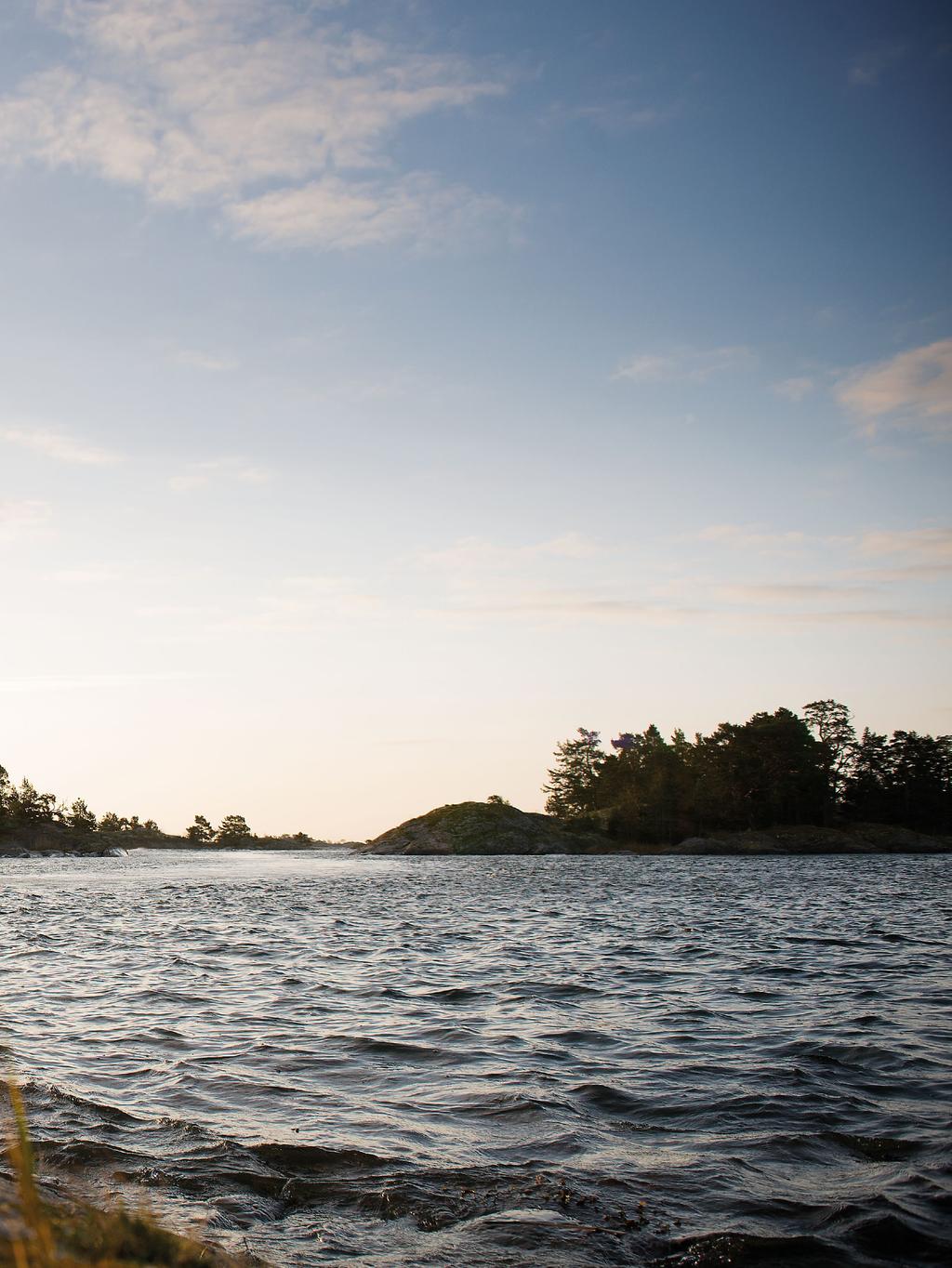 Skärgården betyder mycket för många. Njutningsfulla utflykter bland saltstänkta klippor, äventyr i böljande vatten. Strålande mjukt, rytande hårt.