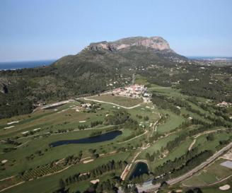 La Sella är en mycket vacker resort, belägen ca 5 km från havet, inbäddad i grönska vid foten