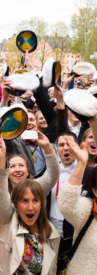 VALBORG Mösspåtagningen och champagnegalopp (Carolinabacken kl 5:00) I början av 00-talet var det tradition bland Uppsalas studenter att för första gången efter vintern sätta på sig sin studentmössa