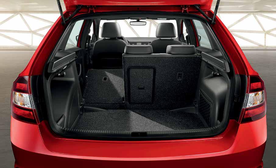 24 ELASTISKT UTRYMME Rymden expanderar. Det gör även bagageutrymmets insida i RAPID SPACEBACK.
