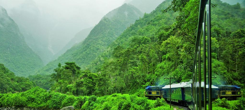 Under resan omges vi även utav höga snötäckta bergstoppar och tät vegetation. Då vi kommer fram till Aguas Calientes får vi transfer till vårt hotell.