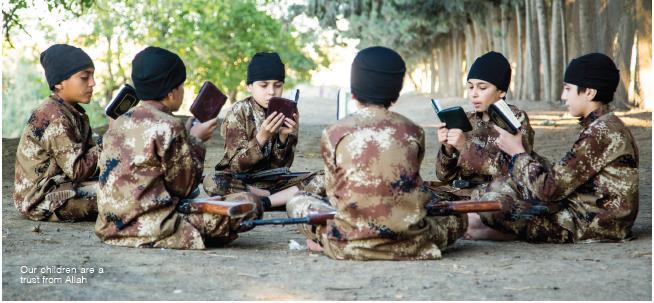 IS propaganda visar bland annat barn som springer av glädje efter att de har avrättat syrianska fångar. 138 Bild 7.6 visar hur en grupp barn utrustade med vapen läser koranen tillsammans.