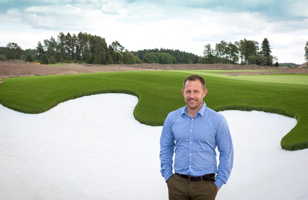 Andreas Ljunggren framför en av