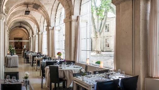 Pont d Avignon. Hotellet erbjuder en utomhuspool med en stor solterrass.