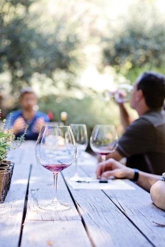 Orten ligger inbäddad bland slätterna där nebbiolo-druvan trivs. Inte långt här ifrån har Slow Foodrörelsens sina hemtrakter. Romarna kallade staden Alba Pompeia.