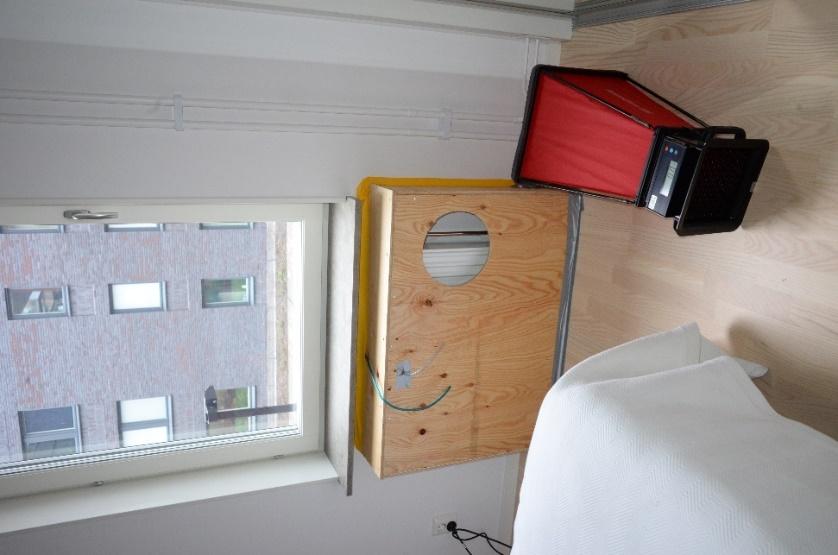 Bild 3.2.2b-c Montering av slang för mätning av undertryck i rum motsvarande totaltryckdifferens över uteluftintag och tilluftsdon. Bild 3.2.2a Mätlåda som möjliggör mätning av tilluftsflöde.