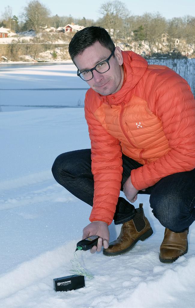han med sig brandgivaren för att testa om den även passar för att mäta hur snö påverkas, inte bara av lufttemperaturen utan också av strålningstemperaturen.