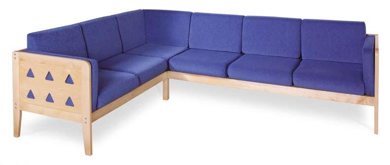 Samsö Soffor Björk. Dynor av kallskum. Dynor med avtagbar klädsel. Sitthöjd 45 cm. Sittdjup 53 cm. Soffa Samsö 2-sits, klädd i tyg Dotcom 888, fler tyger finns på sid 418-423.