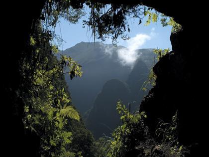 Madeira, Machico Funchal, 4 nätter 3(7) Du passerar fyra tunnlar varav en av dem har en sidoöppning med en fantastisk vy över dalen.