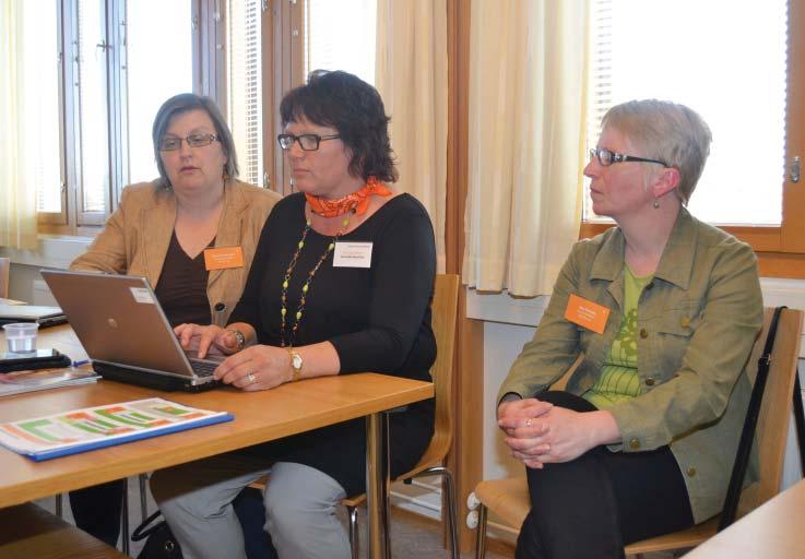 Kundernas erfarenheter Eva-Liisa Korva, huvudanvändare för inköpsreskontra i Kipa, presenterade fakturornas hantering för Kittilä församlings kontorist Paula Nevalainen (vänster) och byråsekreterare