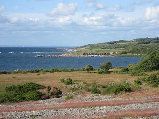 NÄRA HAVET trivs jag bäst. Välkommen till Nyhetsbrev nr 14-2017 Från Kalle Eriksson och Bjäreförlaget Lagret med den nyutgivna boken NÄRA HAVET sjunker stadigt Ihop.