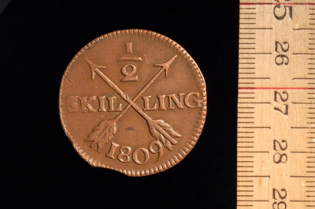 Svensk halvskilling, präglat år 1809, som visas i utställningen Fyr och flamma!