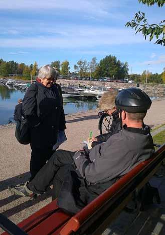 Inge Blomander från Seniordansarna tar emot frågorna på kontroll 1 av Moxo Weckström. Peter Oljemark kollar in läget innan han åker iväg till sin egen post på kontroll nr 3.