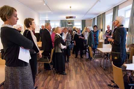 00h stod redan en förväntansfull grupp i festsalen och väntade på att festen skulle börja. Det blev inget långt festtal, inte heller ett mycket stelt och allvarligt sådant.