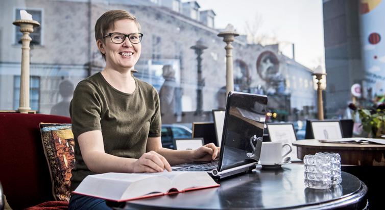Översättaren Jenni Pakulas arbetsmängd varierar från månad till månad. eller helt utan arbetsmarknadsstöd en enda månad. Det påstås ofta att de arbetslösa är lata och måste piskas.
