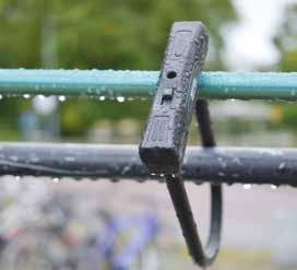 Det naturliga gångoch cykelstråket går längs Tullportsgatan, vilket också är den snabbaste vägen. Närheten till Järnvägsparken gör att stråket upplevs otryggt under vissa delar av dygnet.