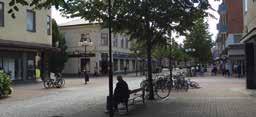 I dag är det främst butiker på gågatan men vi ser gärna fler restauranger, caféer och showrooms här. Utformningen är okej men tillgängligheten är dålig på grund av sättningar i marken.