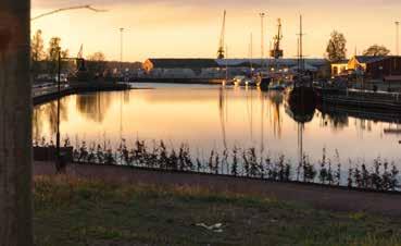 Läget vid vattnet har präglat staden på många sätt även sen hamnverksamheten flyttade ut till yttre hamn. Efter kriget tog fritidsbåtarna över hamnens inre delar.