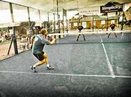 Storleksmässigt i jämförelse med andra sporter Padel 1 person / 50 m 2 Badminton 1 person / 100 m 2 Tennis 1 person / 325-350 m 2 Fotboll 1 person / 500m 2 Normal taxa för