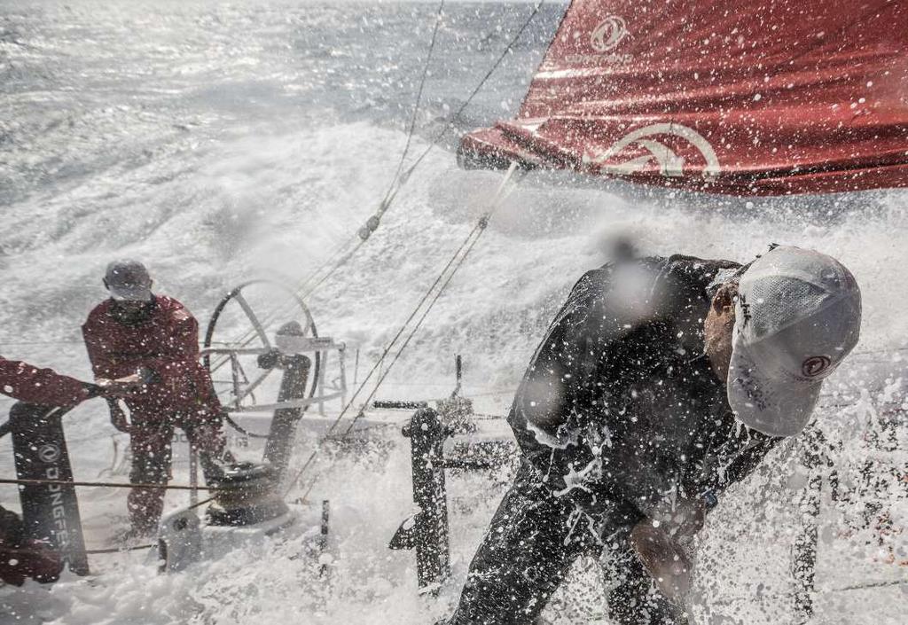 Volvo Ocean Race Läsebok Kapitel 1 Hur är det att leva ombord på båtarna? Föreställ dig att du bor i en husbil på väg genom landet och alltid på väg uppför, nerför eller åt sidan på en backe.