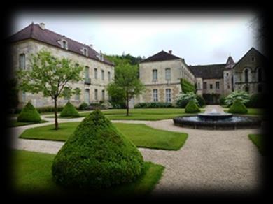 Staden är mest känd för sitt vin och senaps industri. Du besöker det hertigliga palatset, byggt mellan 1200- och 1700-talet och strosar genom den medeltida gatorna. Du stannar 3 nätter i Bourgogne.