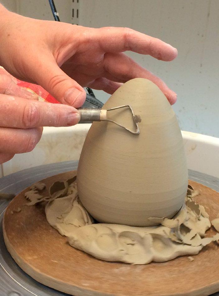 Workshops Möt verksamma keramiker som visar sina arbetsmetoder Under tiden på Sörängens folkhögskola kommer du att träffa keramiker och gästlärare som delger dig sina erfarenheter och