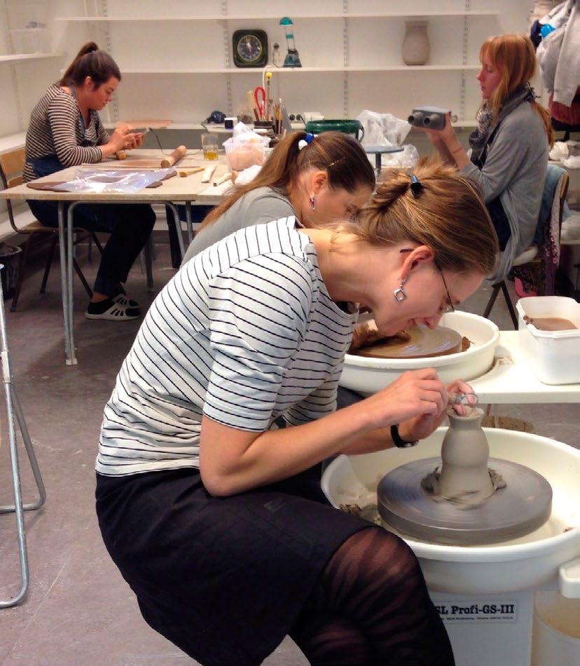 Keramikverkstan Keramiklinjens hjärta Utbildningen på keramiklinjen hålls till största delen i skolans välutrustade keramikverkstad.