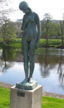 3. Innocence Vår tanke med vår staty var att hon skulle likna en ängel eller en version av moder natur som tittar ner på oss i denna tid med alla hemskheter som händer i världen vilket gör henne