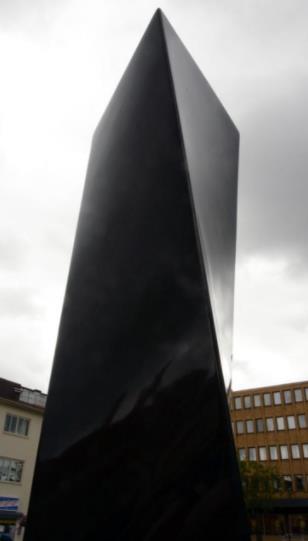 6. Stigande spiral Vår staty föreställde en stapel med tidningar. Det var inget vi tyckte att man förstod vid första anblick, vi såg däremot en upp-och-nervänd glass som håller på att smälta.