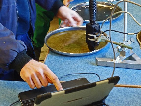 För att mäta i en miljö som så långt möjligt liknar den miljö, där mätenheten kan placeras på en flytgödselspridare eller pumpanläggning, har en speciell mätrigg konstruerats (figur 1A).
