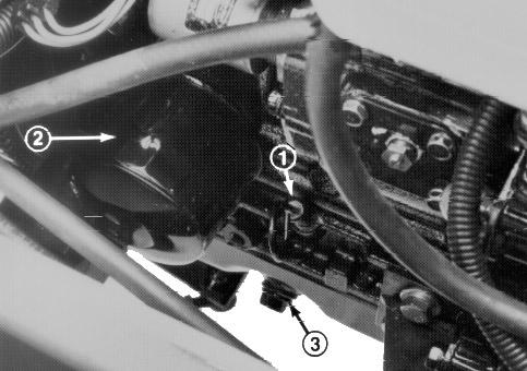 Före användning KONTROLLERA MOTOROLJAN Motorn levereras med 3,6 l olja i vevhuset. Oljenivån skall emellertid kontrolleras innan och efter motorn startas för första gången. 1.