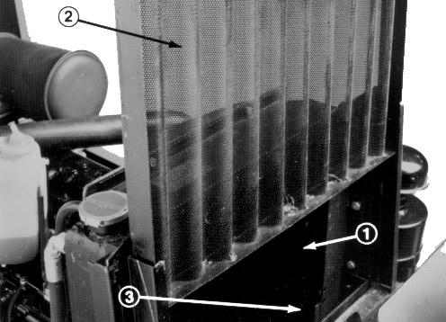 3), varje timme om förhållandena är mycket dammiga och smutsiga. Figur 1 1. Motorns oljemätsticka 2. Motorns oljefilter 3.