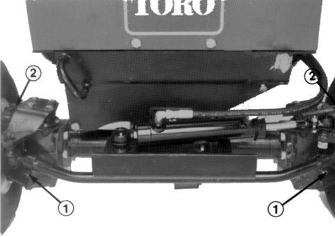 Bränsletanklock Figur 6 Endast fyrhjulsdrivna modeller: kontrollera bakaxelns smörjning Bakaxeln har tre separata tankar som fylls med SAE 80W-90 växellådsolja.