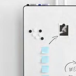 Byt filt på tavelsudden regelbundet. Rengör enligt följande: Torka med godkänd rengöringsvätska avsedd för whiteboardtavlor. Tvätta sedan bort rester av rengöringsvätskan med rent ljummet vatten.