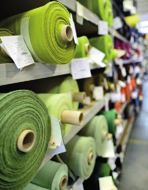 De flesta tygerna i kollektionen är miljömärkta med Ökotex eller Ecolabel och vissa är extra breda passande breda golvskärmar med mått över 1200 mm.