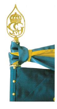 personligen fört det omedelbara befälet över förbandet skall en kunglig krona placeras i anslutning till segernamnet. På fana med svensk tretungad flagga som fanduk sätts ej segernamn.