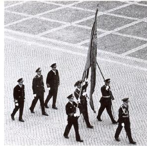Riksbaneret förs i högtidlig procession i samband med konung Gustav VI Adolfs begravning
