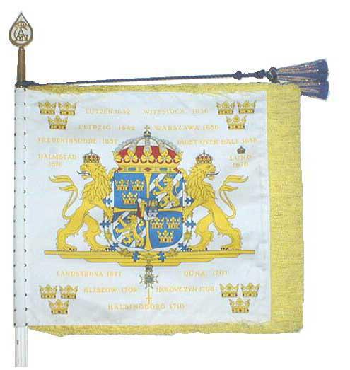 Description of the LG standard On white cloth in the centre the Swedish Royal coat-of-arms as to the law without mantle. In each corner a royal crown proper with red lining.
