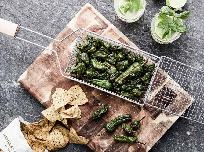 Dessutom finns det hål i handtagen så att de går att hänga upp, t.ex. på sidan av grillen. Artnr.