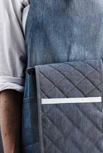 i en vit och marinblå rand. Slitstark komposition av 65% bomull och 35% polyester. Artnr.