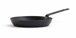 BOUGON GRILLPANNA GJUTJÄRNSSTEKPLATTA Rejäl stekpanna i gjutjärn med handtag av trä. Stekpannans botten har grillräfflor som ger tydliga och fina grillränder på det du steker.