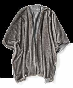 AEGO VAS En lyxig poncho i konstpäls som förmedlar känslan av att vara äkta.