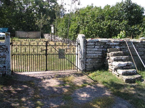 Ingångar Kyrkogården har en ingång i norr och en i söder. Båda har dubbla smidesgrindar mellan stolpar av kalksten.
