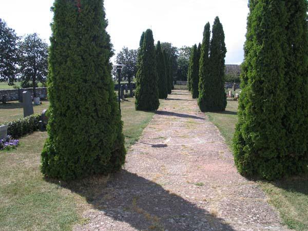 (KI Stenåsa kyrkog 010) Minneslund En minneslund anlades år 2000 i kyrkogårdens sydvästra del. Platsen är vänd mot och öppen mot norr. I söder avskärmar en häck av jasmine platsen.