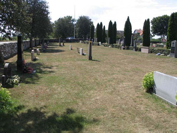 Det är undantagsmannen Peter Jönsson och hans hustru Gerda Olsdotters höga gravvård av svart granit. De dog 1889 respektive 1874.