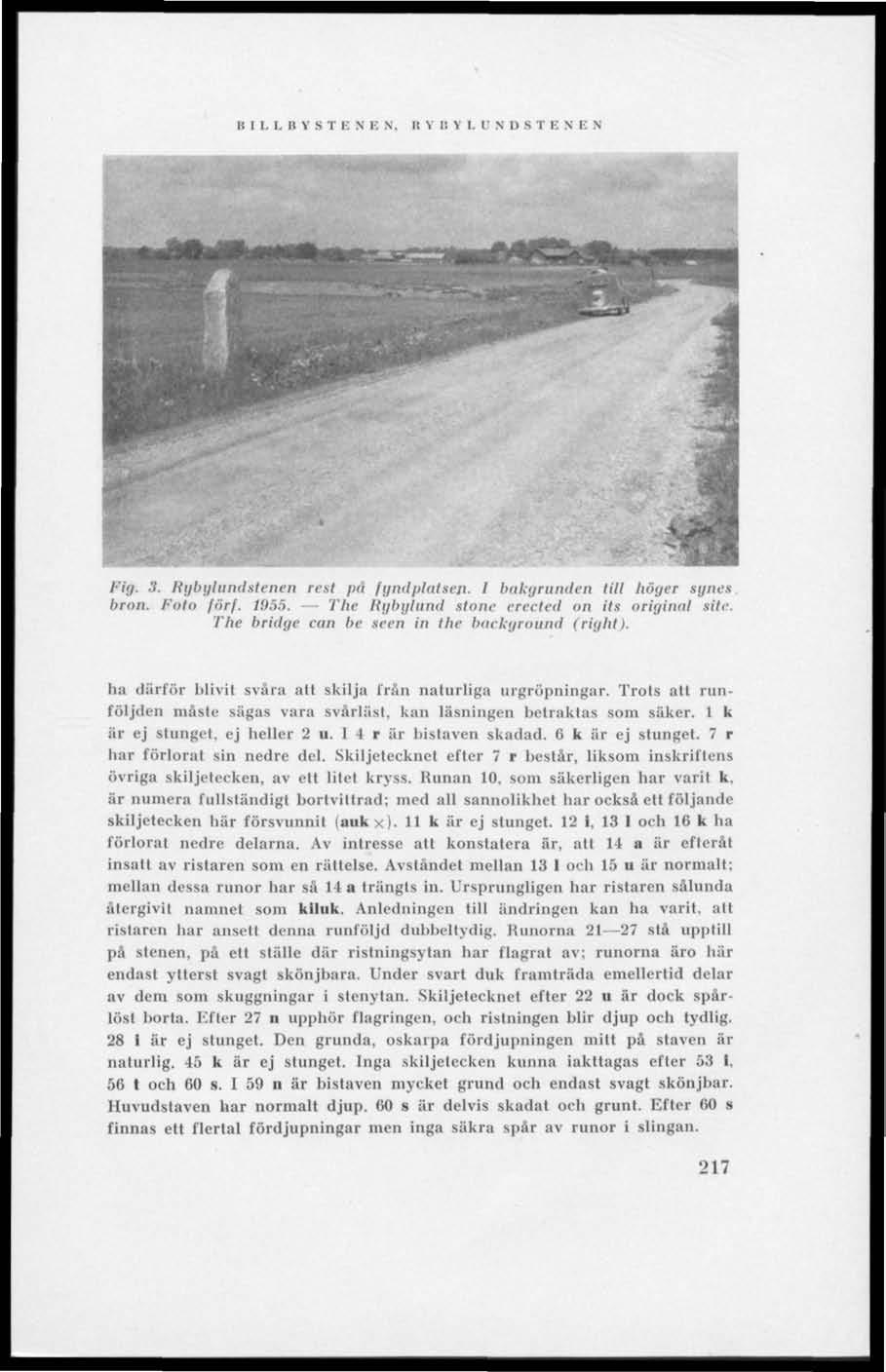 B I L L B Y S T E N E N. II V I! V I. U N 1) S I K N E N 1'ig..'I. Rgbglundstenen rest på fyndplatsen. I bakgrunden till höger synes bron. Foto förf. 1955.